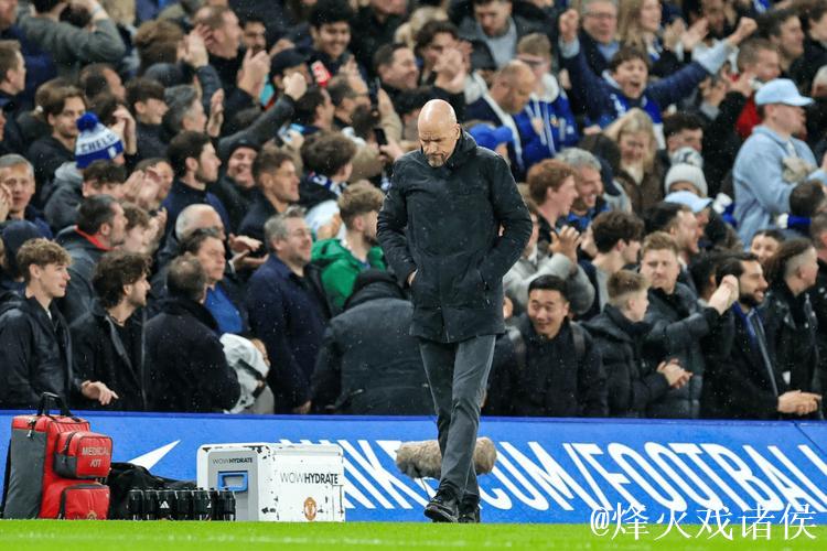 足坛转会热议：曼联留住梅努，皇马与巴黎争夺未果