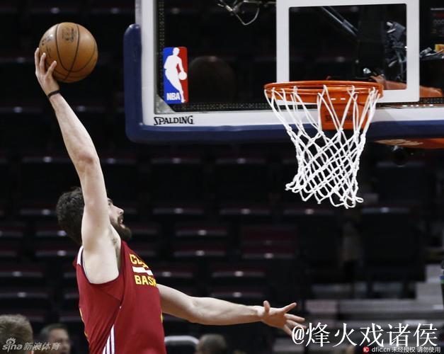 勒夫扣篮失手引发惊叹 勒夫扣篮失手引发惊叹